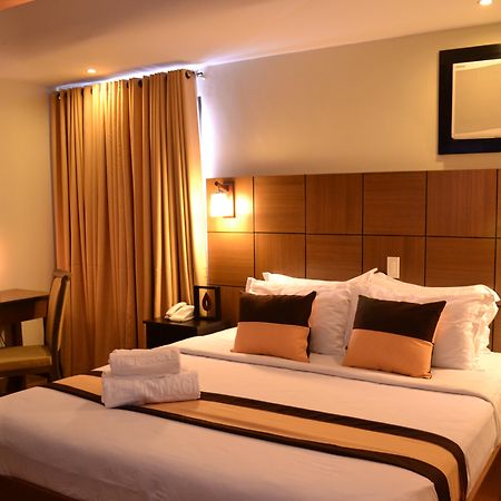 The Pinnacle Hotel And Suites Davao Exterior foto