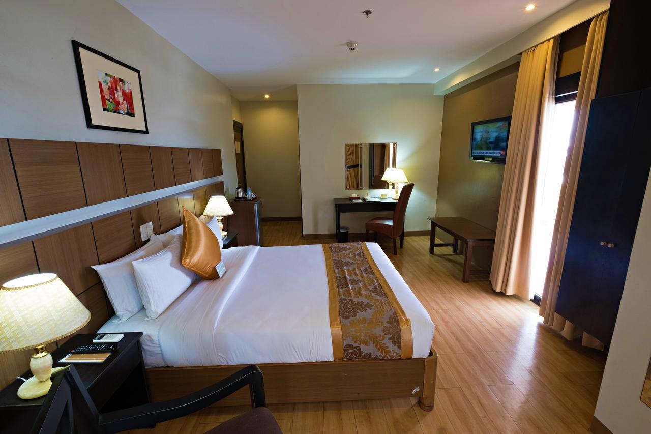 The Pinnacle Hotel And Suites Davao Exterior foto